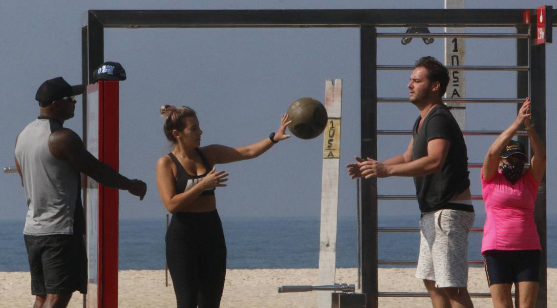 Rio de Janeiro - RJ - 03/06/2020 - COVID 19 - Coronavirus no Rio - Movimentacao nas praias da zona sul na manha de hoje - na foto, pessoas caminham na orla da Praia de Copacabana, proximo ao posto 6, zona sul do Rio - Foto Reginaldo Pimenta / Agencia O Dia