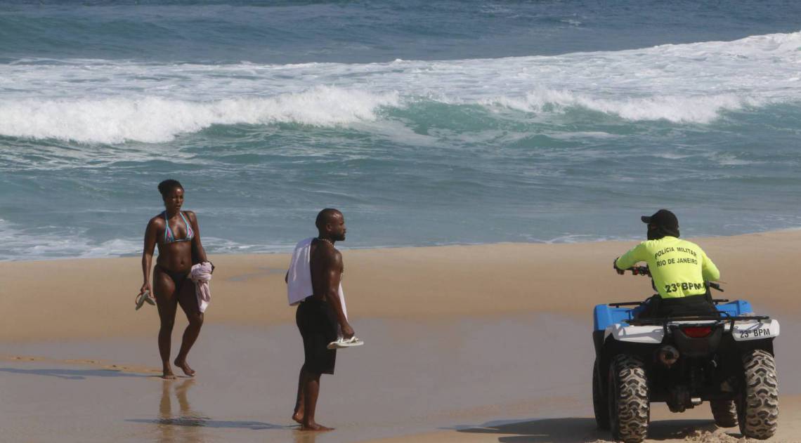 Rio de Janeiro - RJ - 03/06/2020 - COVID 19 - Coronavirus no Rio - Movimentacao nas praias da zona sul na manha de hoje - na foto, pessoas caminham na orla da Praia de Ipanema, proximo ao posto7, zona sul do Rio - Foto Reginaldo Pimenta / Agencia O Dia