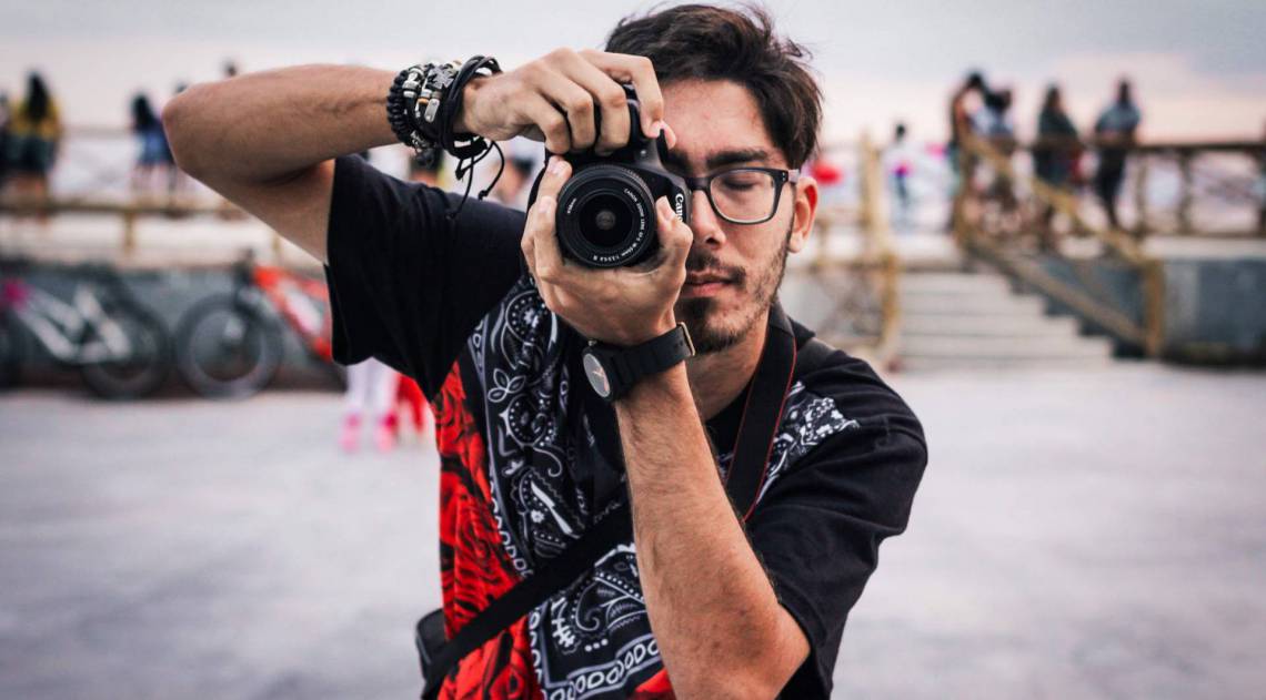 Erick Lima fotografa no p&iacute;er de Mag&eacute;