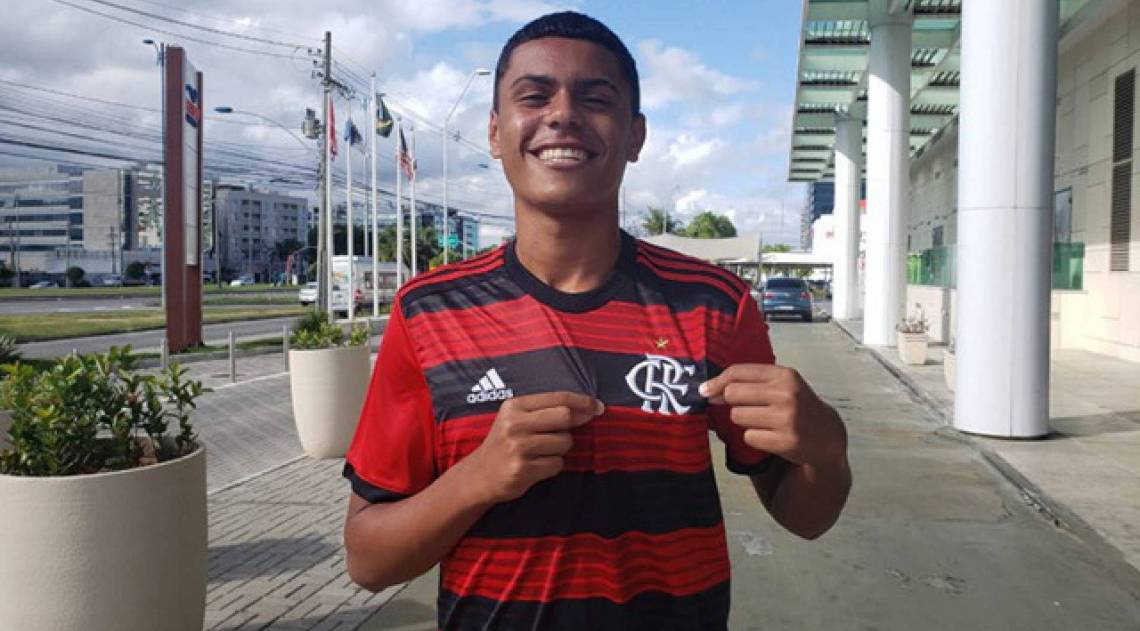 Promessa do Flamengo, Mateus Lima assinou primeiro contrato profissional pelo Rubro-Negro - Divulgação