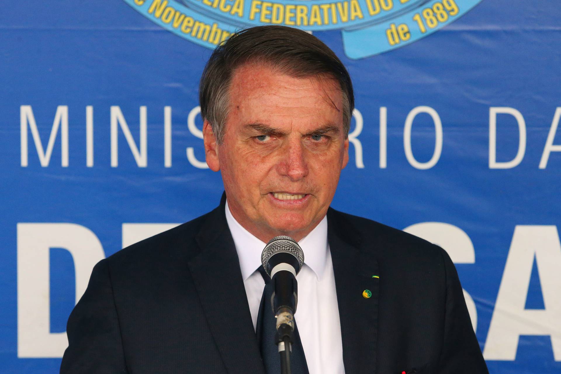 Bolsonaro manda atrasar balanço de mortos por covid-19 para não passar na TV, diz jornal