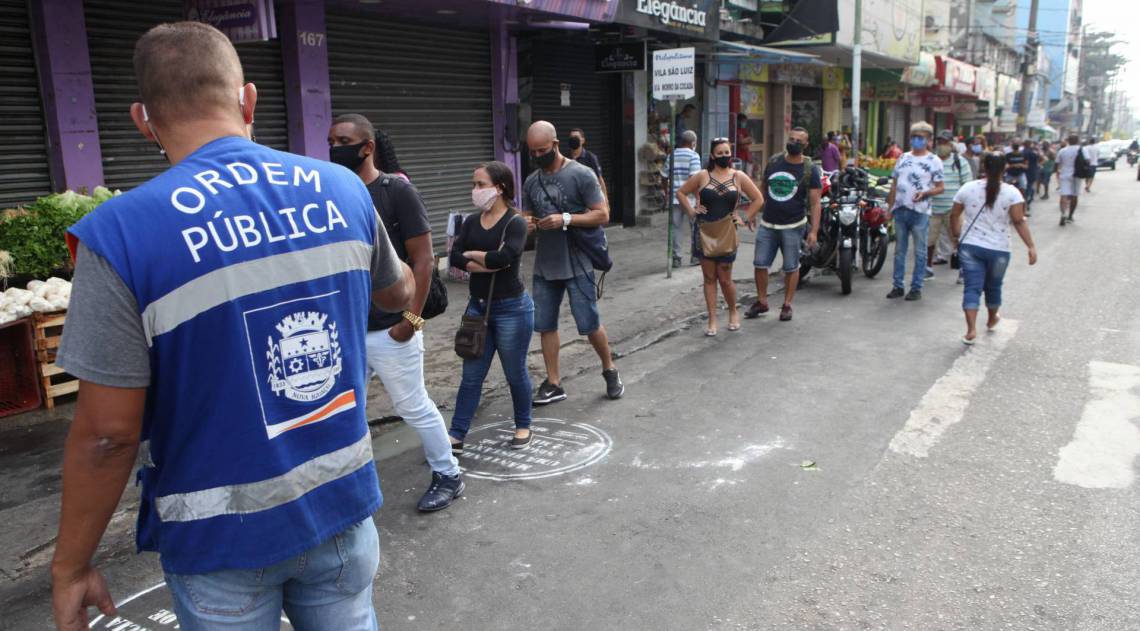 Fila para entrar no CalÃ§adÃ£o de Nova IguaÃ§u - Ricardo Cassiano