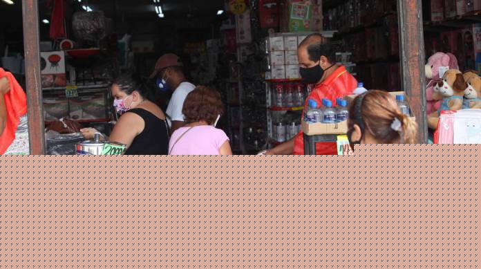 Rio, 04/06/2020  - COVID 19 - CORONAVIRUS - Primeiro dia de liberacao de algumas atividades em Sao Joao de Meriti, Estado do Rio. Foto: Ricardo Cassiano/Agencia O Dia