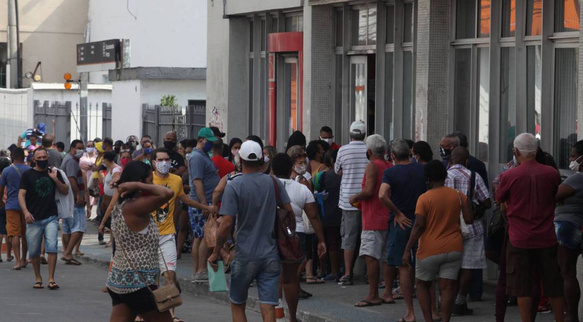 Rio, 04/06/2020  - COVID 19 - CORONAVIRUS - Primeiro dia de liberacao de algumas atividades em Sao Joao de Meriti, Estado do Rio. Foto: Ricardo Cassiano/Agencia O Dia
