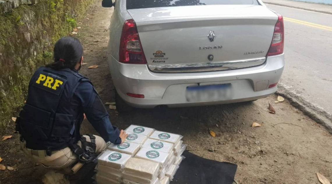 Material estava em um carro abandonado - Divulgação/PRF