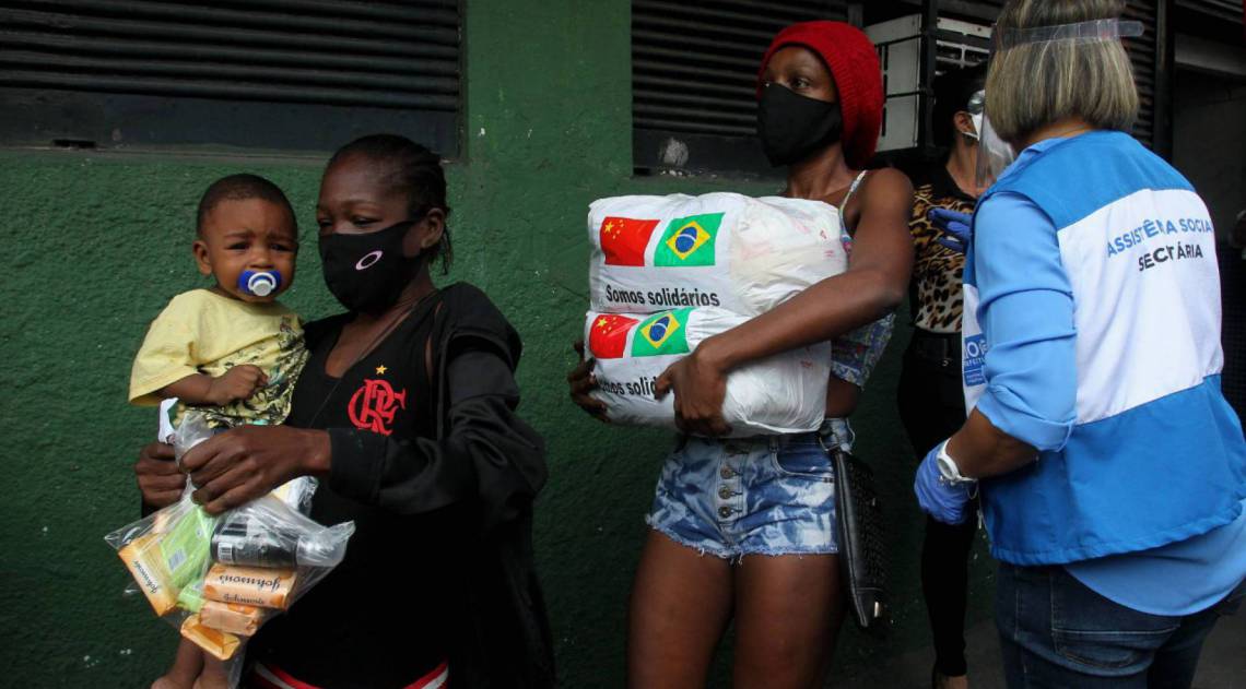 Distribuição de cestas básicas na Vila Mimosa