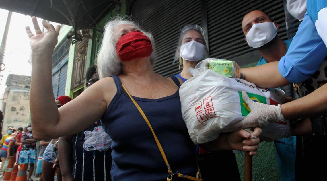 Distribuição de cestas básicas na Vila Mimosa
