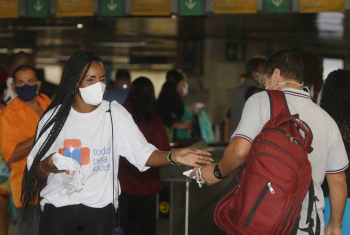 Máscaras começaram a ser distribuídas ontem em estações do metrô do Rio, como parte de um projeto chamado 'Todos pela Saúde'