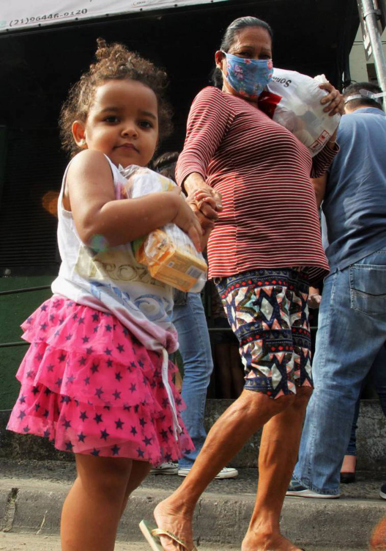 Distribuição de cestas básicas na Vila Mimosa