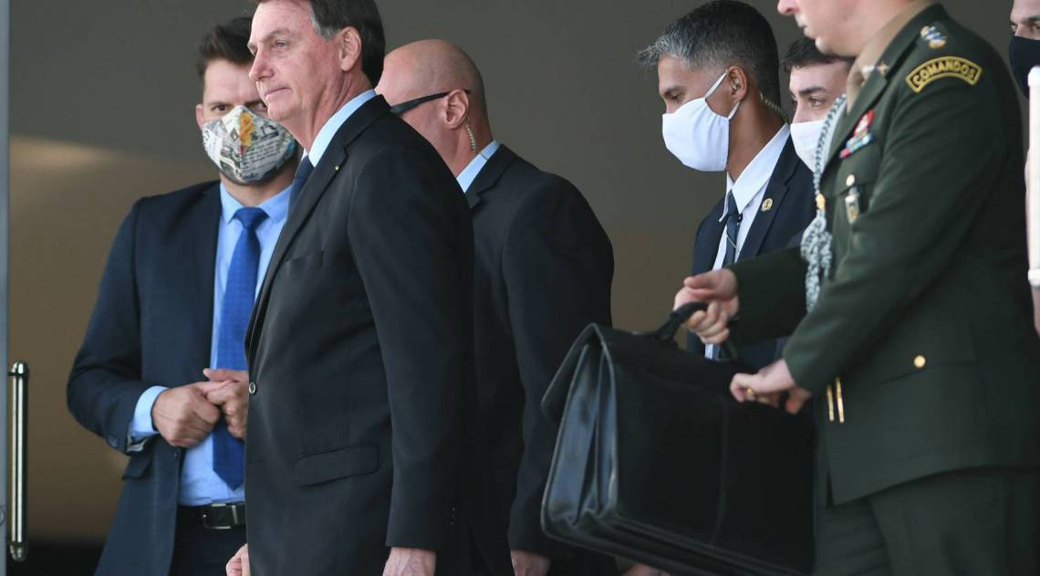 Brasilia, DF, 05.06.2020: POLITICA- O presidente da Republica do Brasil, Jair Messias Bolsonaro (sem partido) aparece na rampa do Palácio do Planalto para saudar simpatizantes e apoiadores do seu governo, na tarde de hoje (05), em Brasília, DF FOTO: EDU ANDRADE/Fatopress