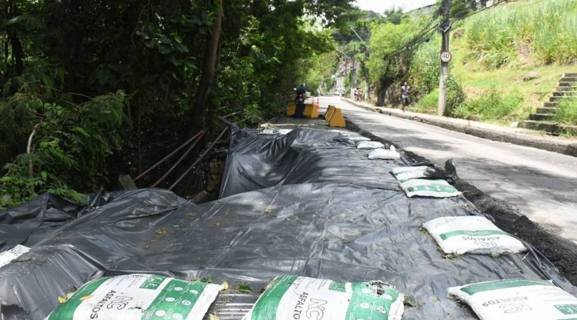 Parte da via estava interditada desde fevereiro ap&oacute;s terra ceder na altura da comunidade do Viradouro - Arquivo