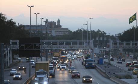 Motoristas reclamam de danos causados por degraus na Avenida Brasil