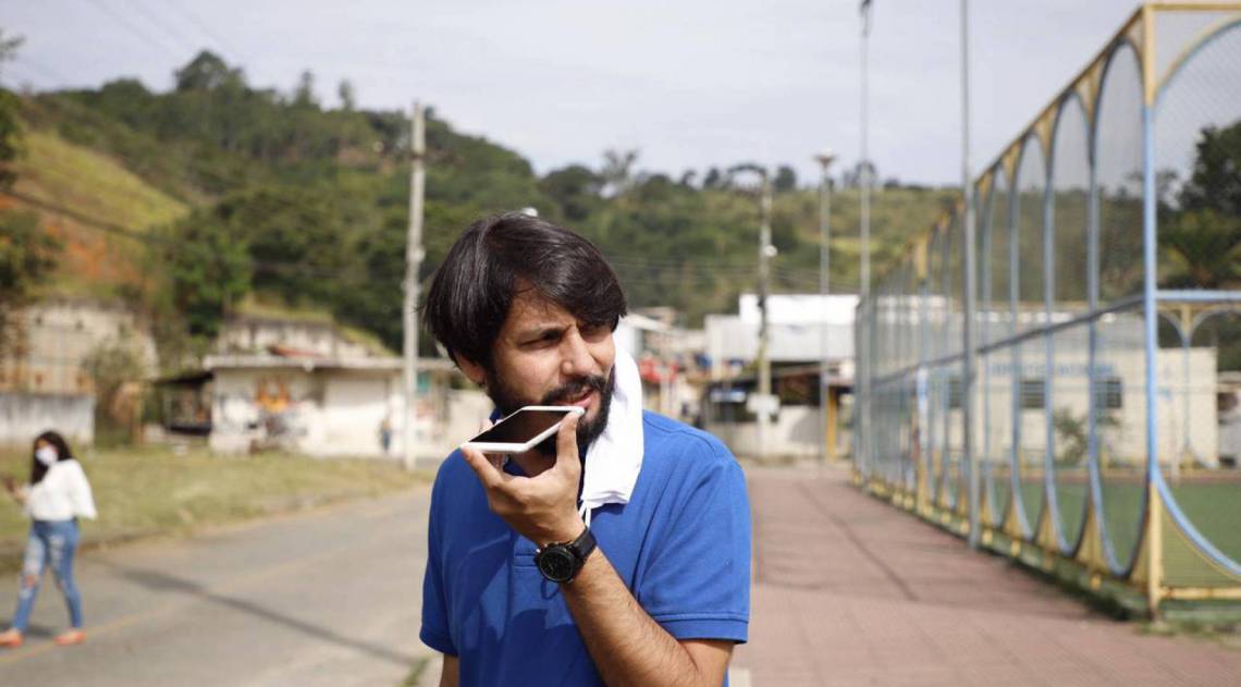 Samuca Silva fez duas ligações durante a entrega das torres de celular no São Sebastião - Divulgação