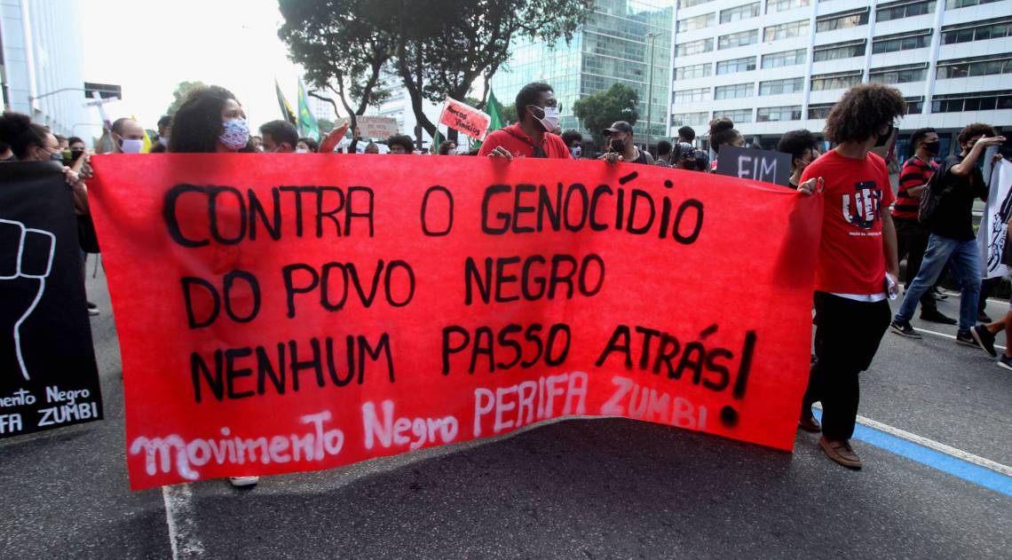 Manifestantes percorreram do monumento a Zumbi até a Candelária, no Centro, num ato pacífico