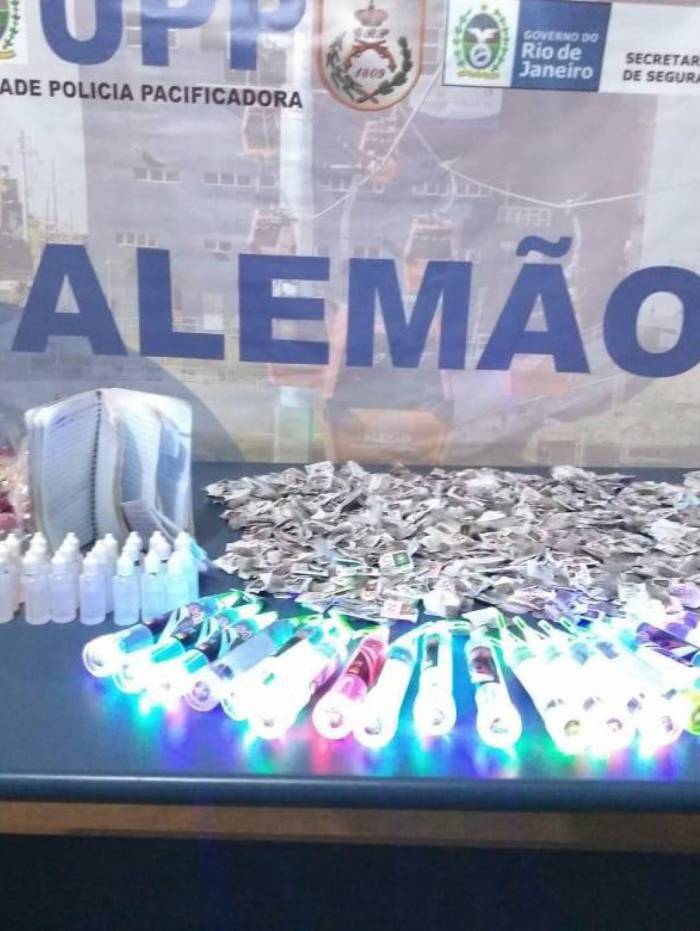 Material apreendido no Complexo do Alemão
