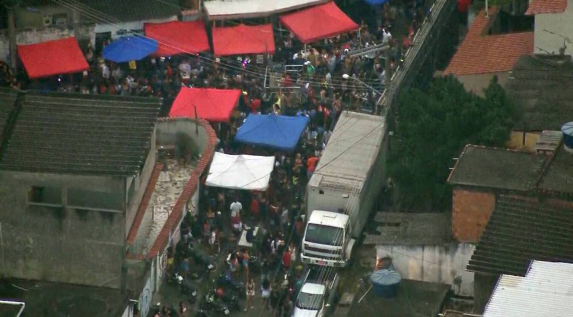Baile funk é filmado na manhã desta segunda-feira pela TV Globo