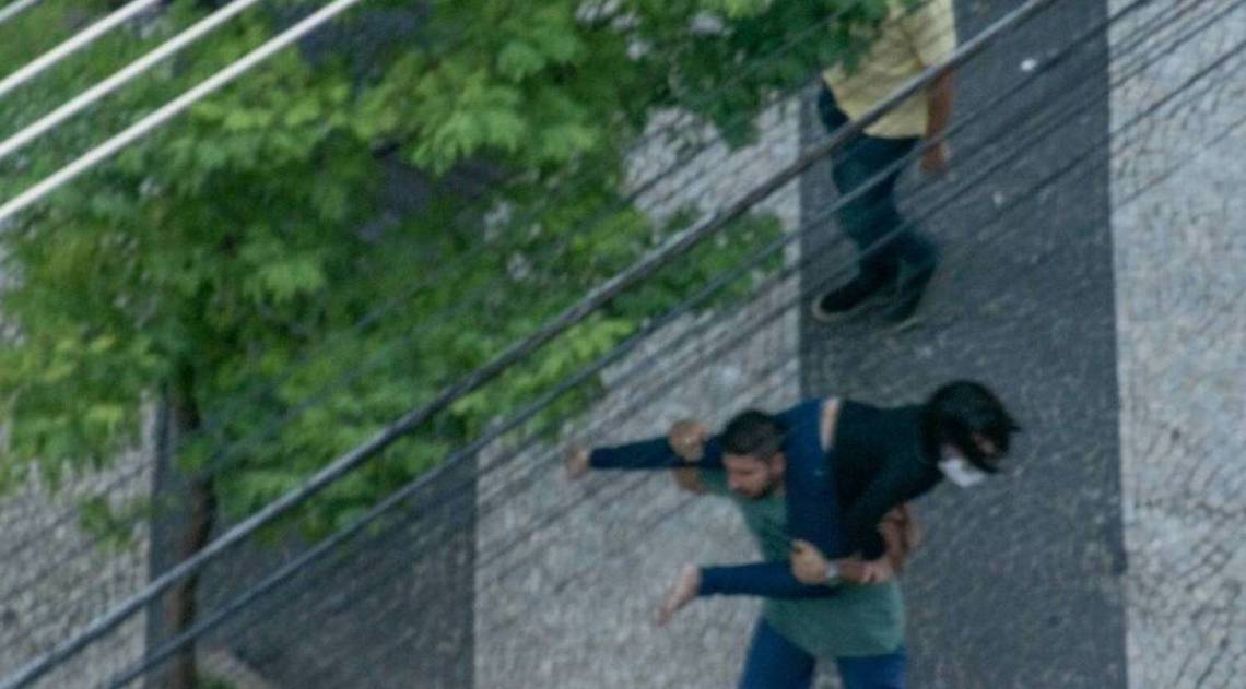 Policial carrega Ticyana 