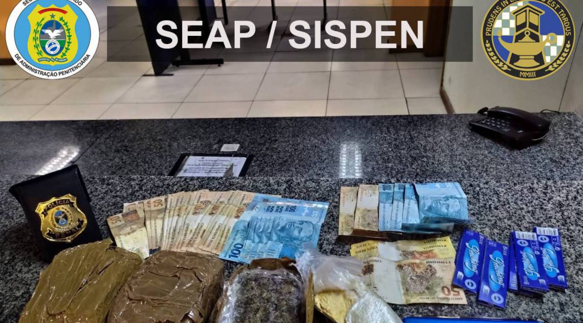 Foram apreendidos 1,1 kg de  maconha, 500 g de pasta de cocaína, R$ 2.590 em espécie e um aparelho celular - Divulgação