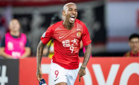 Anderson Talisca acerta com time do técnico Mano Menezes