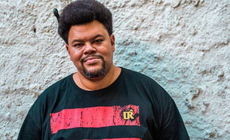 Babu Santana lança novo projeto: 'A arte traz esperança'
