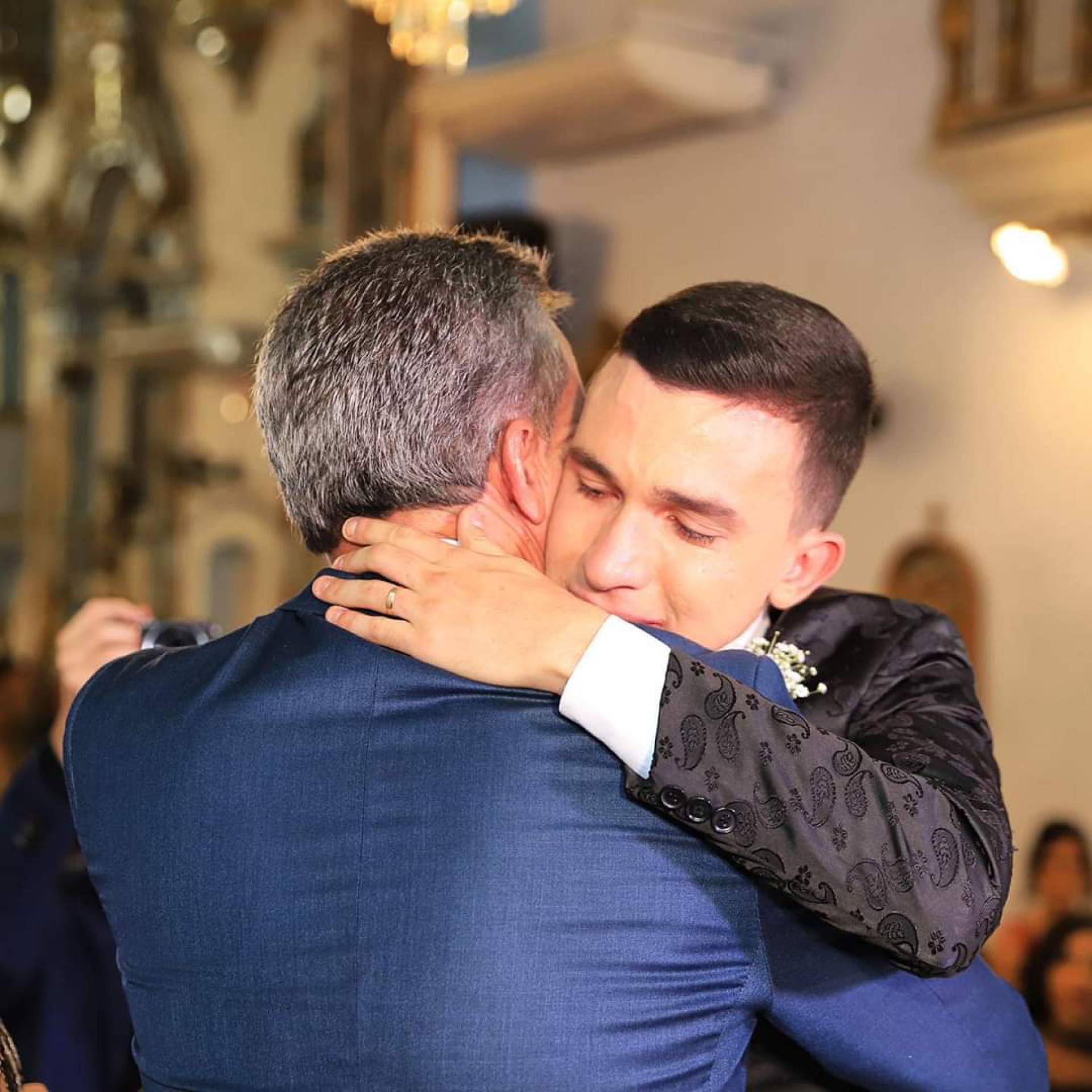 Gil Vianna abraço filho Bruno na cerimônia de seu casamento - Acervo pessoal