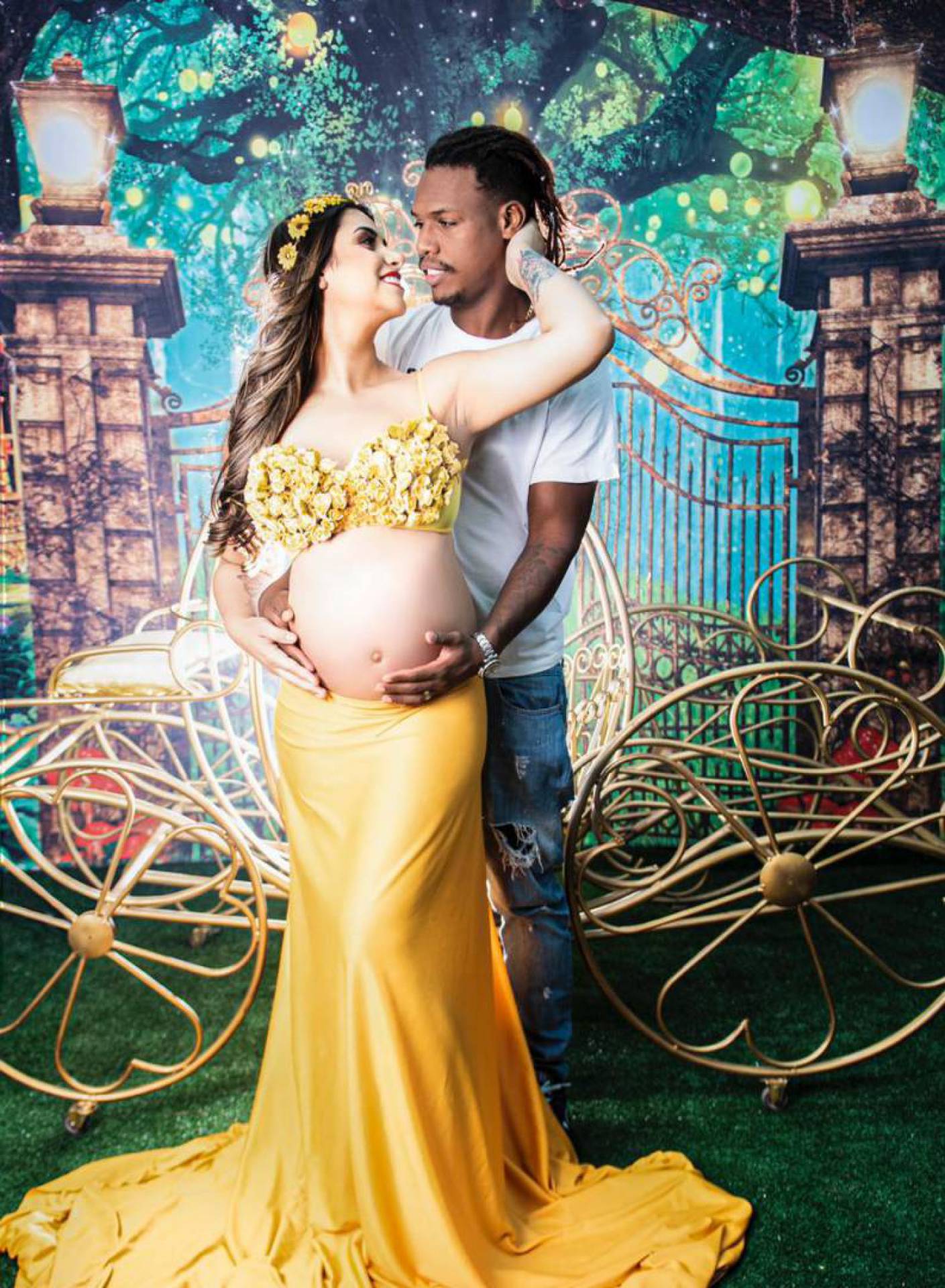 Mc Kekel em ensaio gestante de sua mulher Sabrina Lacerda