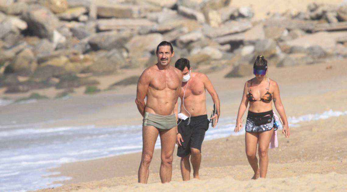 Tuca Andrade curte praia na Zona Sul