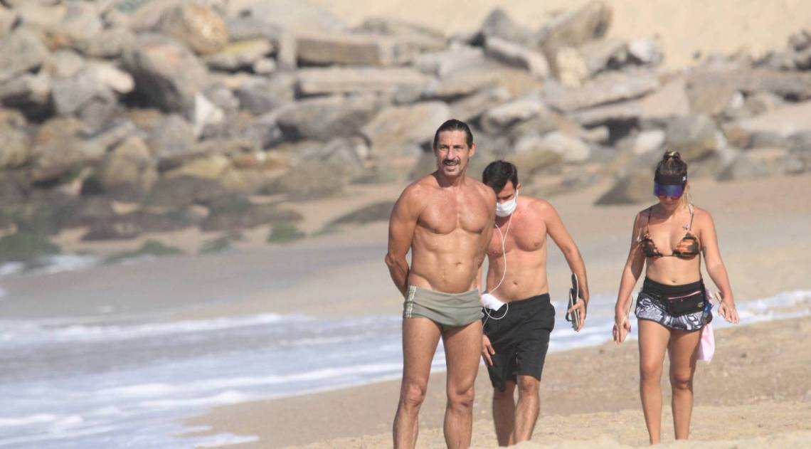 Tuca Andrade curte praia na Zona Sul