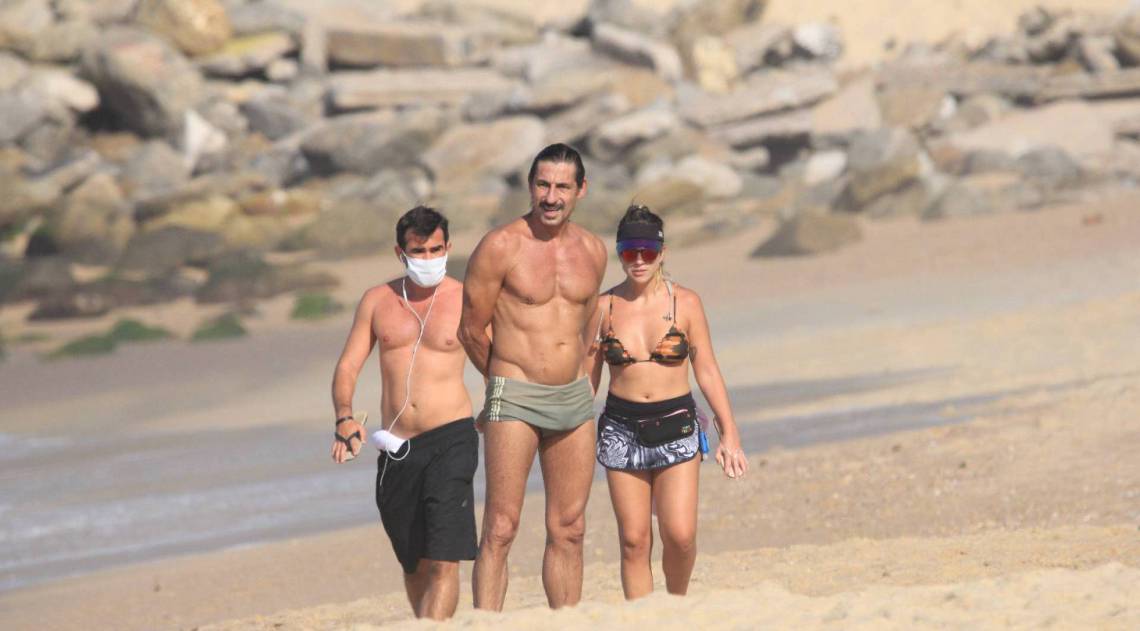 Tuca Andrade curte praia na Zona Sul