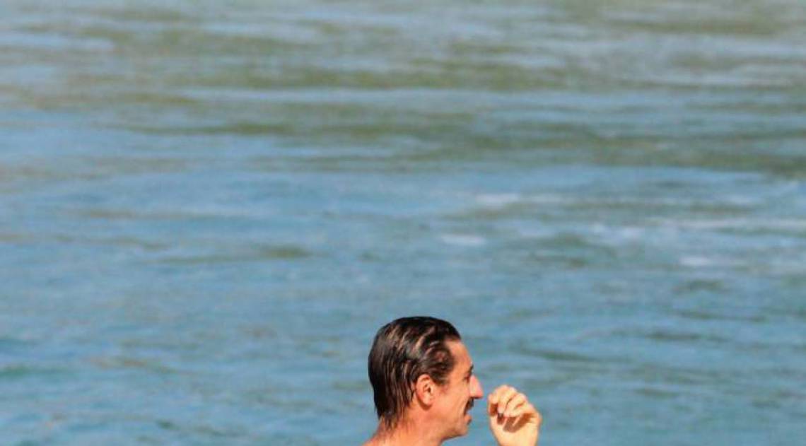 Tuca Andrade curte praia na Zona Sul