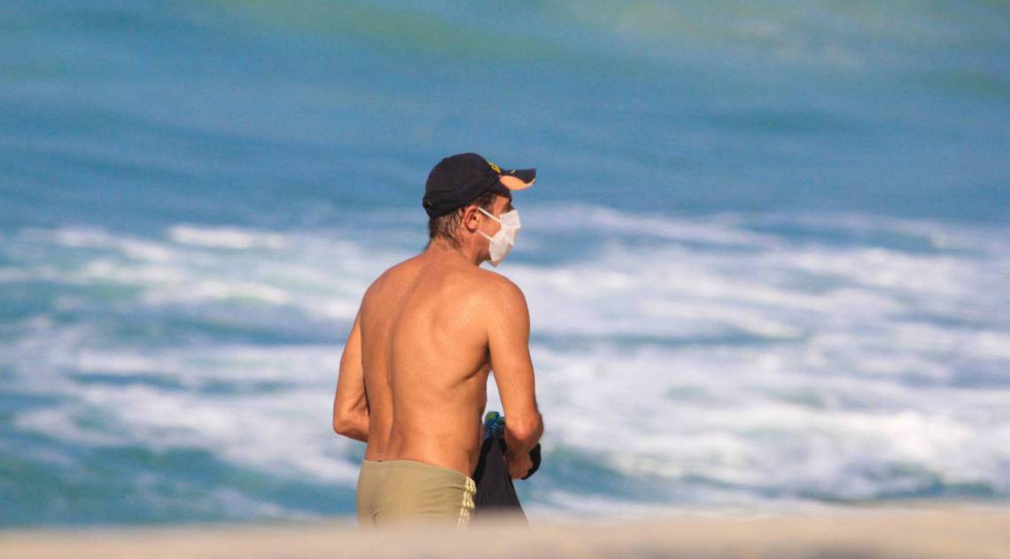Tuca Andrade curte praia na Zona Sul