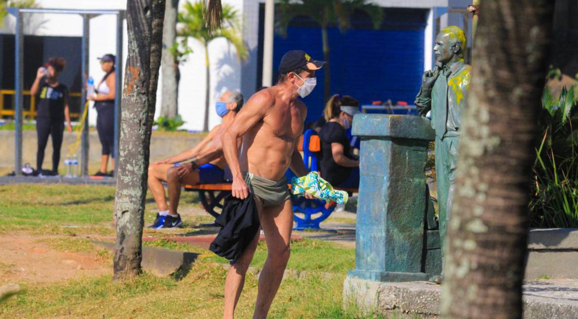 Tuca Andrade curte praia na Zona Sul