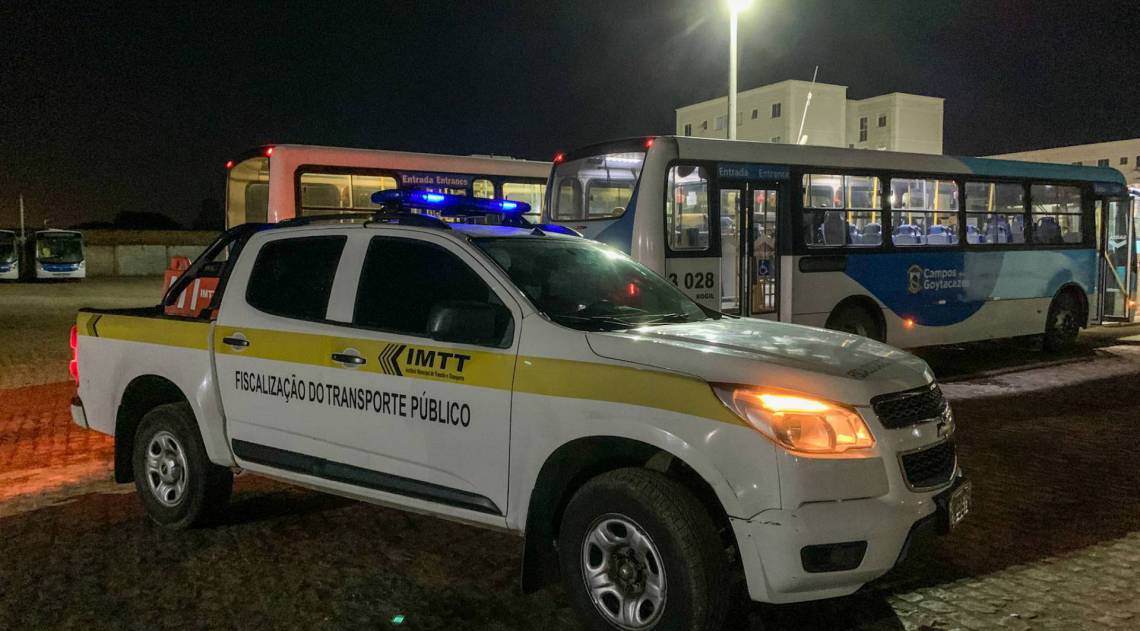 Agentes do IMTT de Campos fazem vistoria regular de medidas de higiene e limpeza dos ônibus da cidade