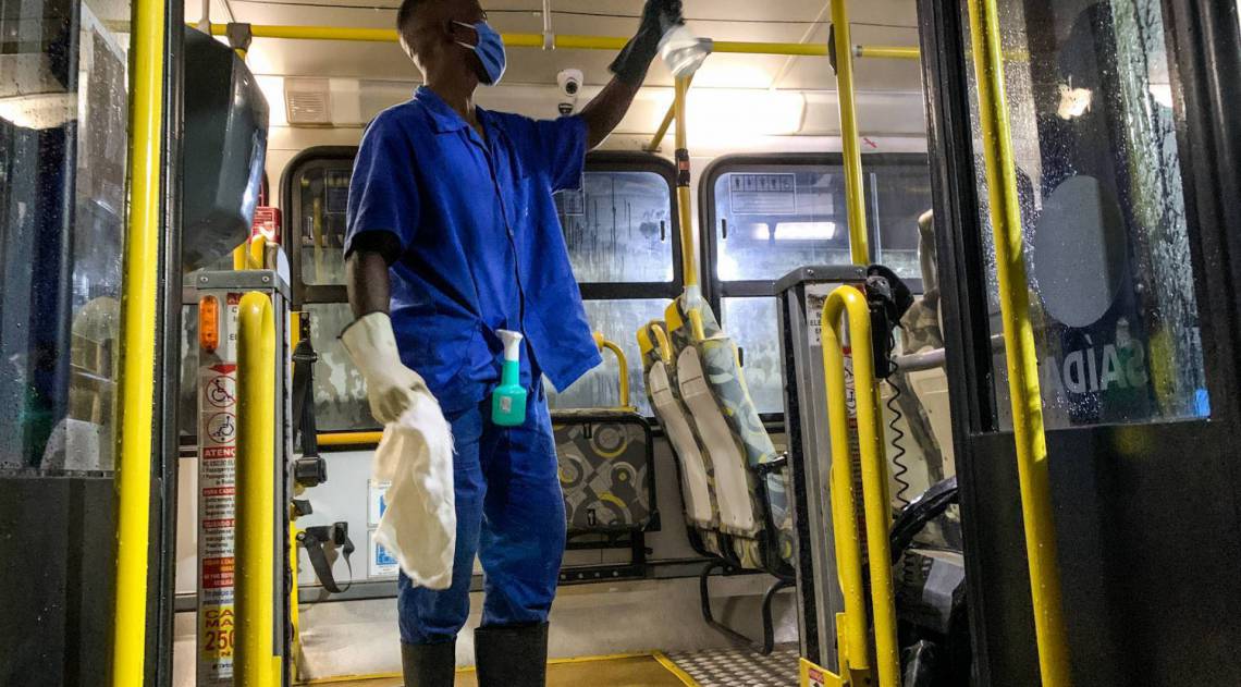 Funcionários de empresas de ônibus em Campos desinfetam os veículos que circulam pela cidade durante a pandemia do coronavírus - Divulgação prefeitura de Campos