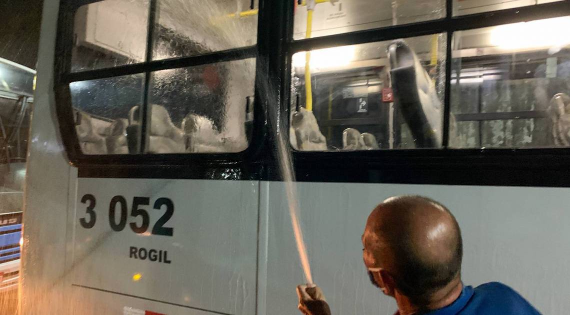 Funcionários de empresas de ônibus em Campos desinfetam os veículos que circulam pela cidade durante a pandemia do coronavírus
