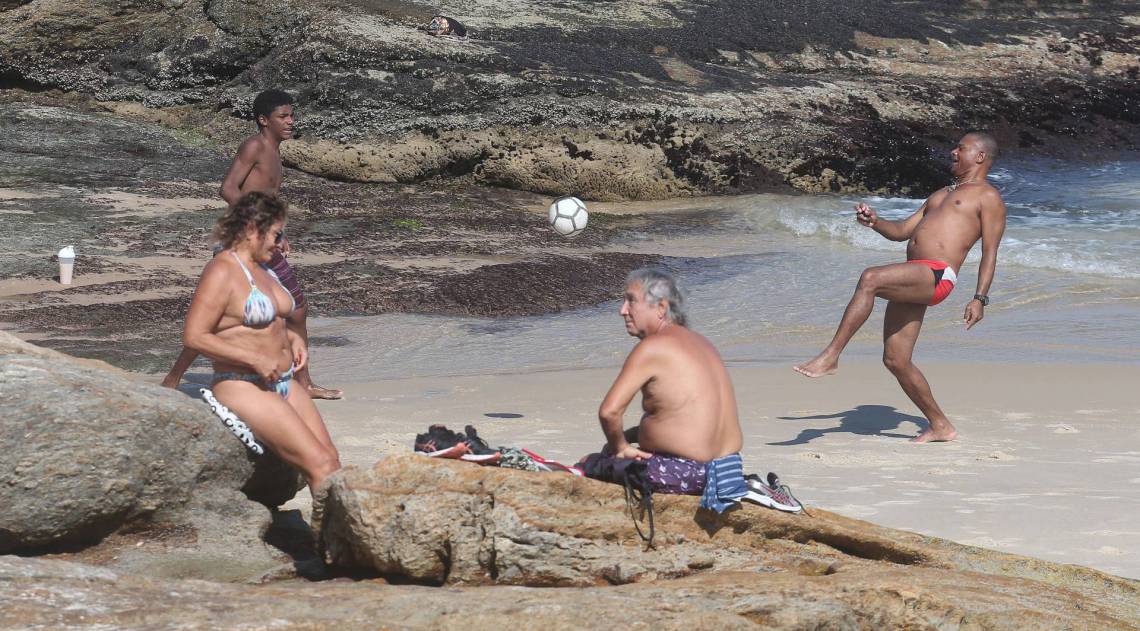 Movimenta&ccedil;&atilde;o na Praia do Arpoador, Zona Sul do Rio