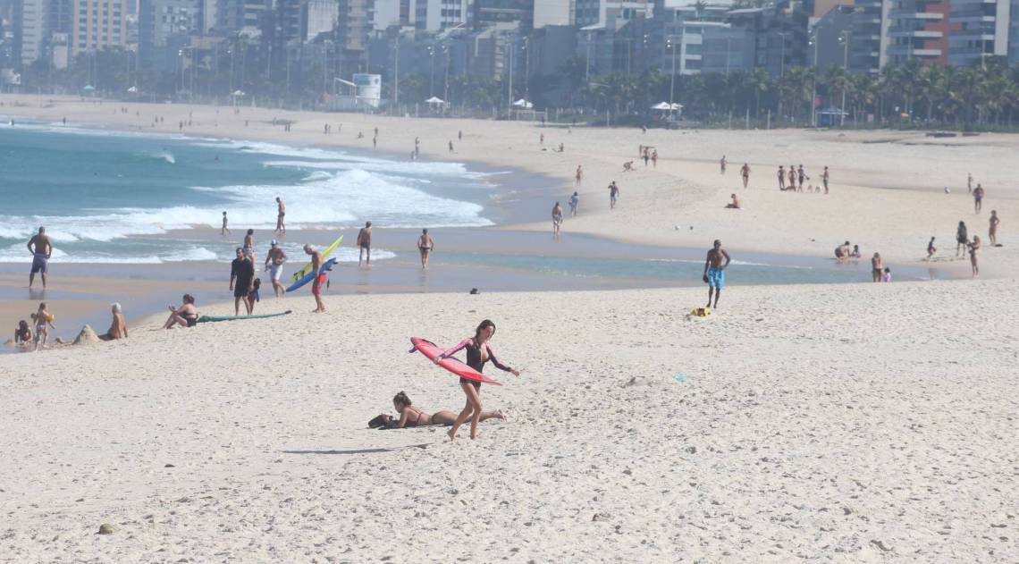 Movimenta&ccedil;&atilde;o na Praia do Arpoador, Zona Sul do Rio