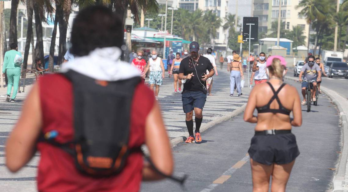 Movimenta&ccedil;&atilde;o no cal&ccedil;ad&atilde;o de Copacabana, Zona Sul do Rio
