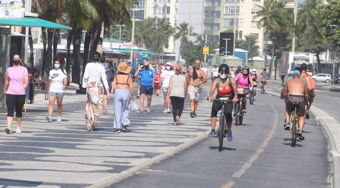 Movimenta&ccedil;&atilde;o no cal&ccedil;ad&atilde;o de Copacabana, Zona Sul do Rio
