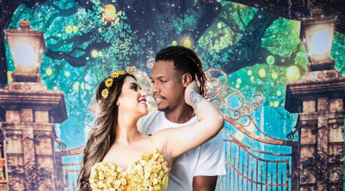 Mc Kekel faz ensaio com esposa gr&aacute;vida