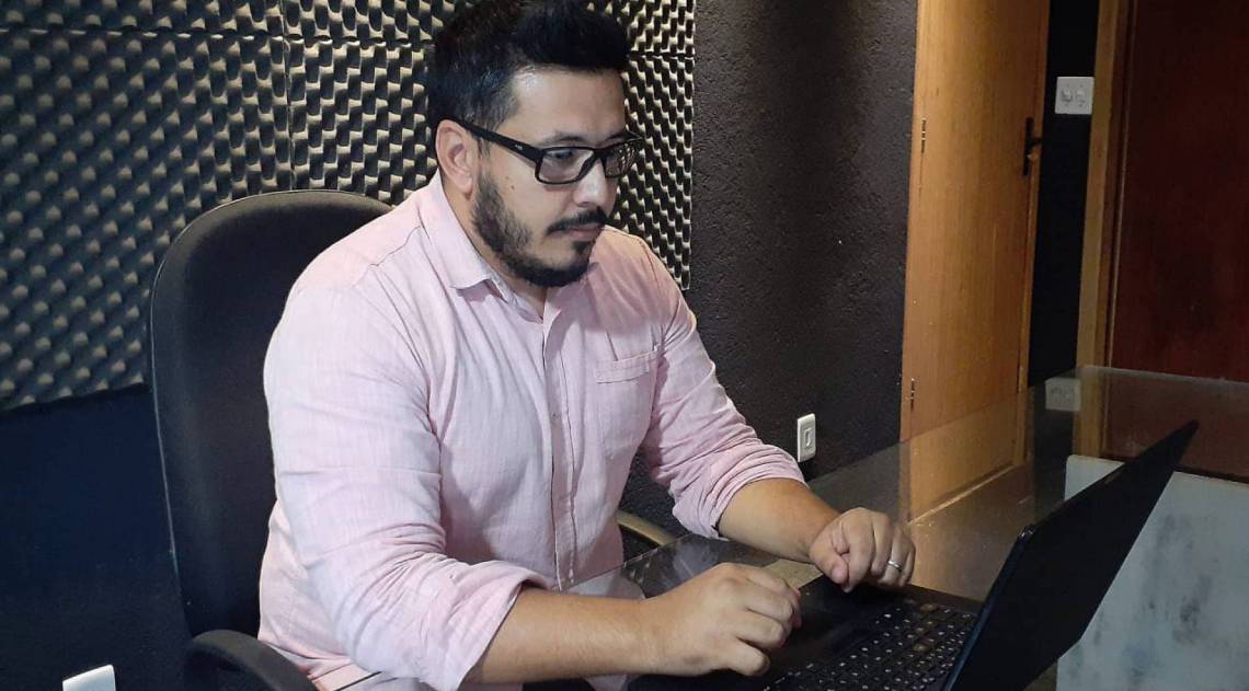 Vinícius Cupertino, da Vox Seguros, precisou fechar o escritório e adotou o trabalho home office para reduzir custos e continuar atendendo seus clientes 