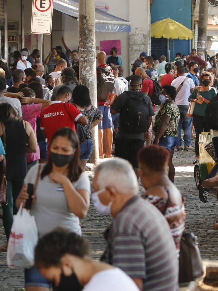 Em Santa Cruz, aglomerações e filas em frente a agências bancárias
