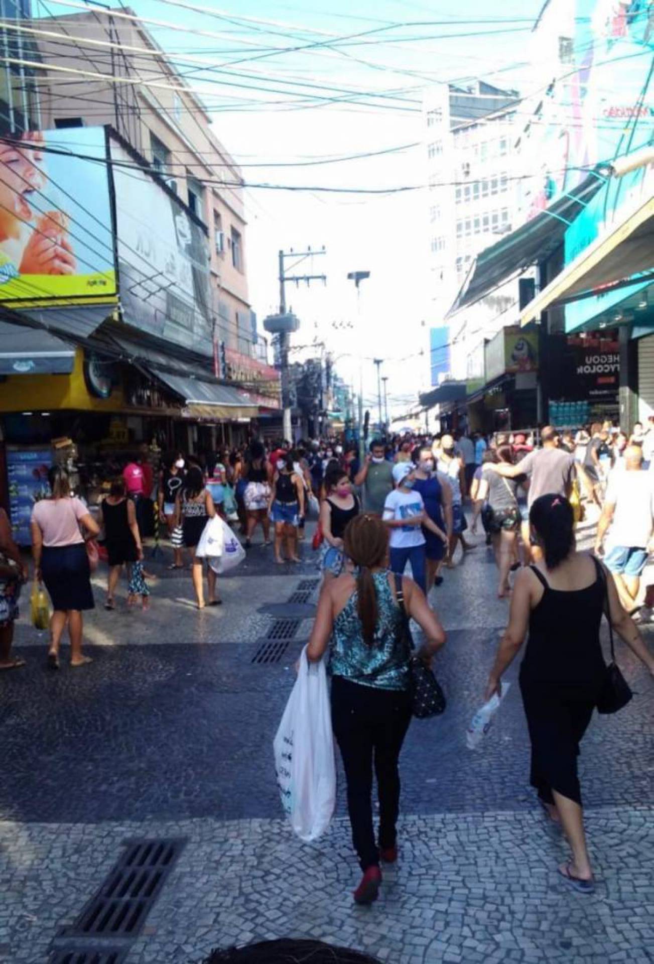 Movimento no Calçadão de Duque de Caxias na tarde desta terça-feira - Reprodução Caxias da Depressão