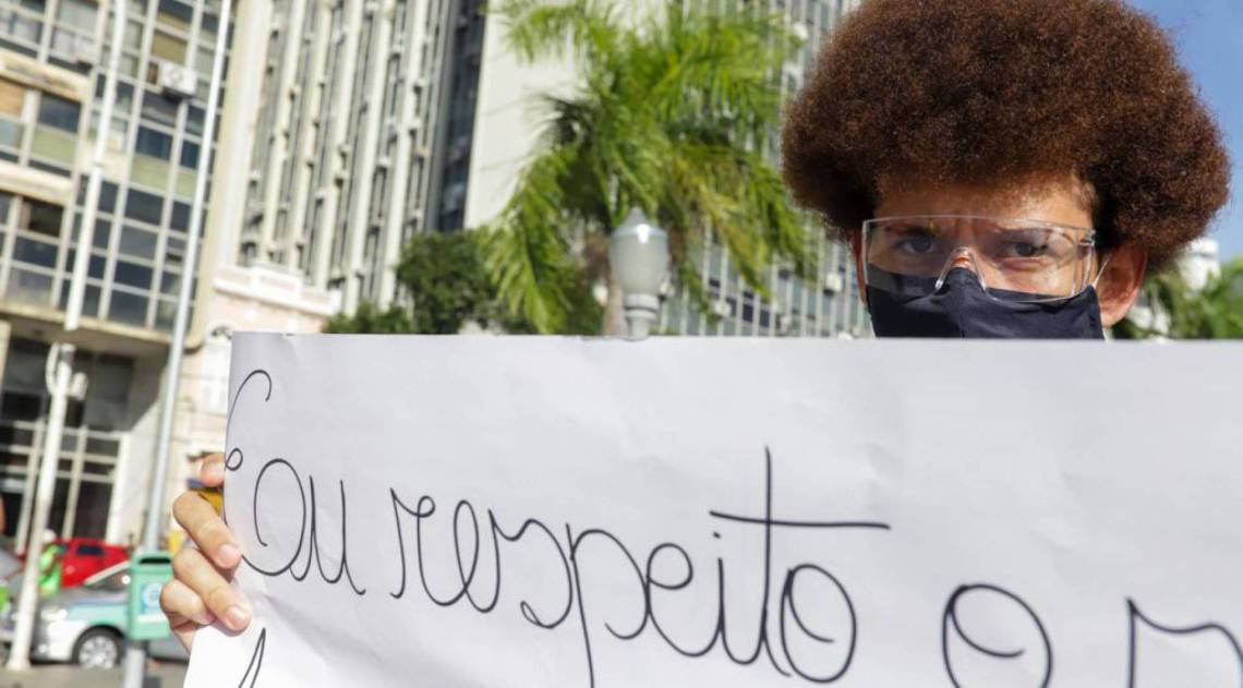 10/06/2020 - Cerca de 70 pessoas se reuniram em ato antirracista na Praça São Salvador, no Centro de Campos
