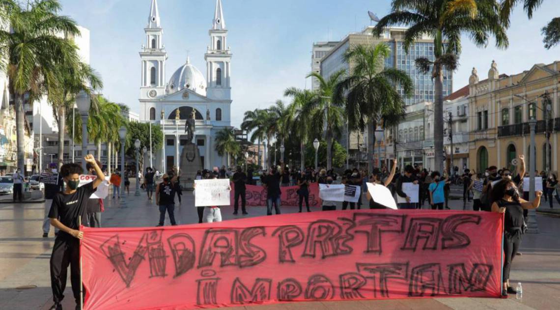 10/06/2020 - Cerca de 70 pessoas se reuniram em ato antirracista na Praça São Salvador, no Centro de Campos