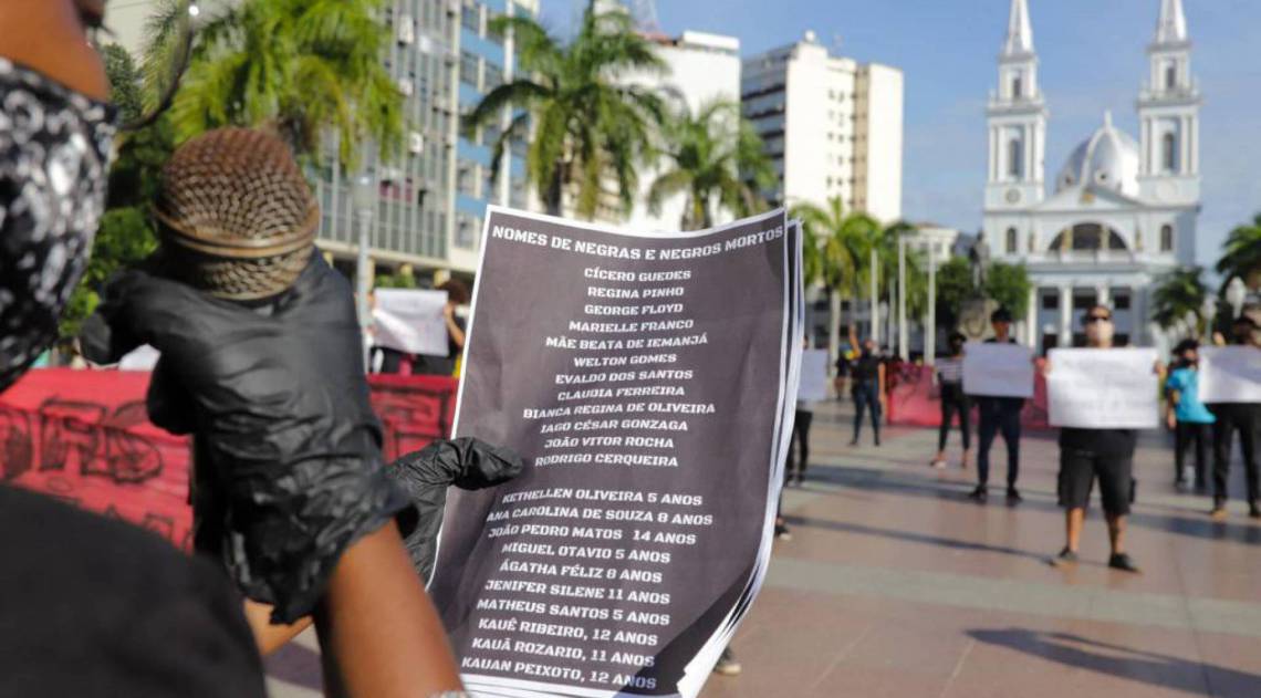 10/06/2020 - Cerca de 70 pessoas se reuniram em ato antirracista na Praça São Salvador, no Centro de Campos