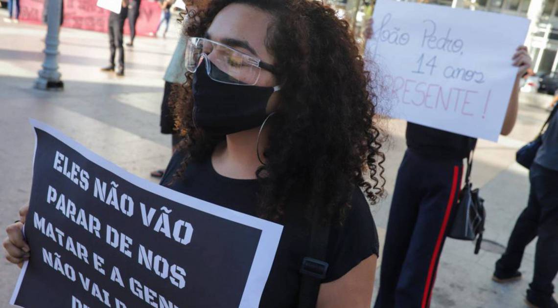 10/06/2020 - Cerca de 70 pessoas se reuniram em ato antirracista na Praça São Salvador, no Centro de Campos