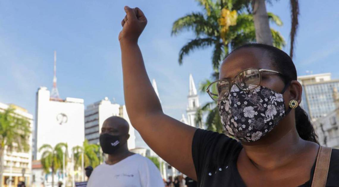 10/06/2020 - Cerca de 70 pessoas se reuniram em ato antirracista na Praça São Salvador, no Centro de Campos