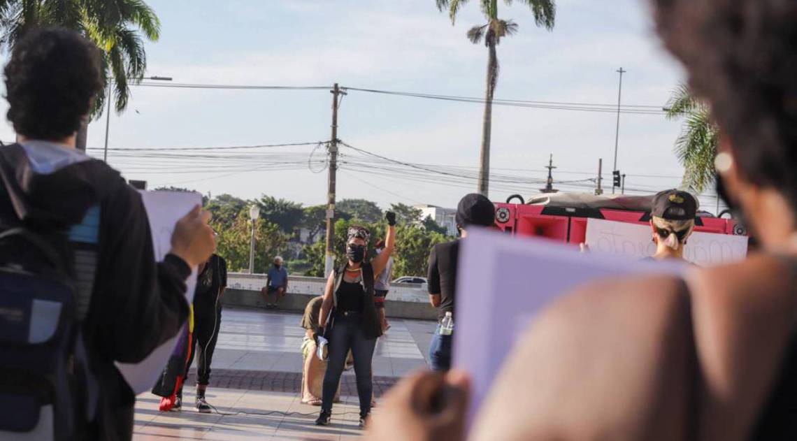 10/06/2020 - Cerca de 70 pessoas se reuniram em ato antirracista na Praça São Salvador, no Centro de Campos