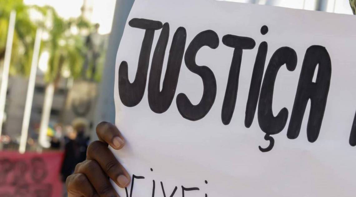 10/06/2020 - Cerca de 70 pessoas se reuniram em ato antirracista na Praça São Salvador, no Centro de Campos
